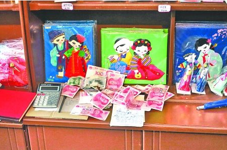 　　2012年6月21日，在朝鮮羅先特別市的一家商店里，柜臺(tái)上散落著一些人民幣。在朝鮮，人民幣比本國(guó)