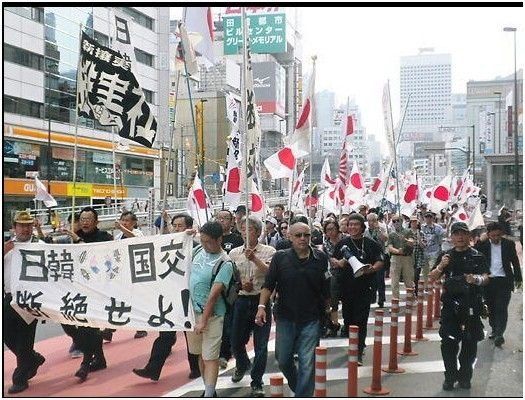 日極右勢(shì)力東京街頭反韓 舉反韓標(biāo)語放日本軍歌
