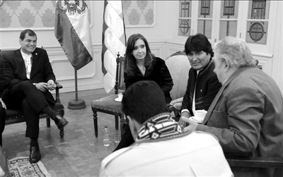 7月4日，科雷亞、克里斯蒂娜、莫拉萊斯、穆希卡及馬杜羅（左起順時針方向）參加會議。新華社發(fā)