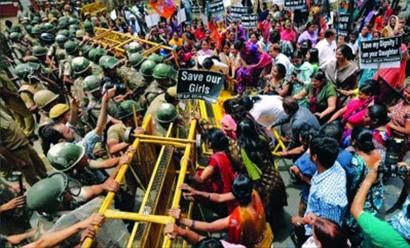 印度民眾抗議頻發(fā)的強(qiáng)奸事件(資料圖) 印度民眾抗議頻發(fā)的強(qiáng)奸事件(資料圖)