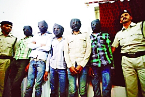 印度一個(gè)特別法庭20日宣布，判處卷入瑞士女游客遭輪奸案的6名男子終身監(jiān)禁。檢方對(duì)判決結(jié)果感到滿意，但表示不排除被告上訴可能。