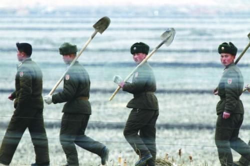 朝軍士兵前往田地支援地方建設。