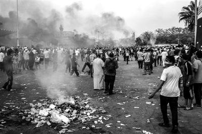 7月27日，在埃及首都開羅，穆爾西支持者同防暴警察發(fā)生沖突。新華社發(fā)