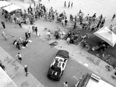 3日，美國洛杉磯，威尼斯海灘上血跡斑斑，警方正在調(diào)查。圖/東方IC