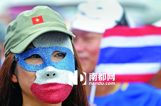 4日，一名泰國(guó)反政府人士頭戴面具在首都曼谷參加集會(huì)。