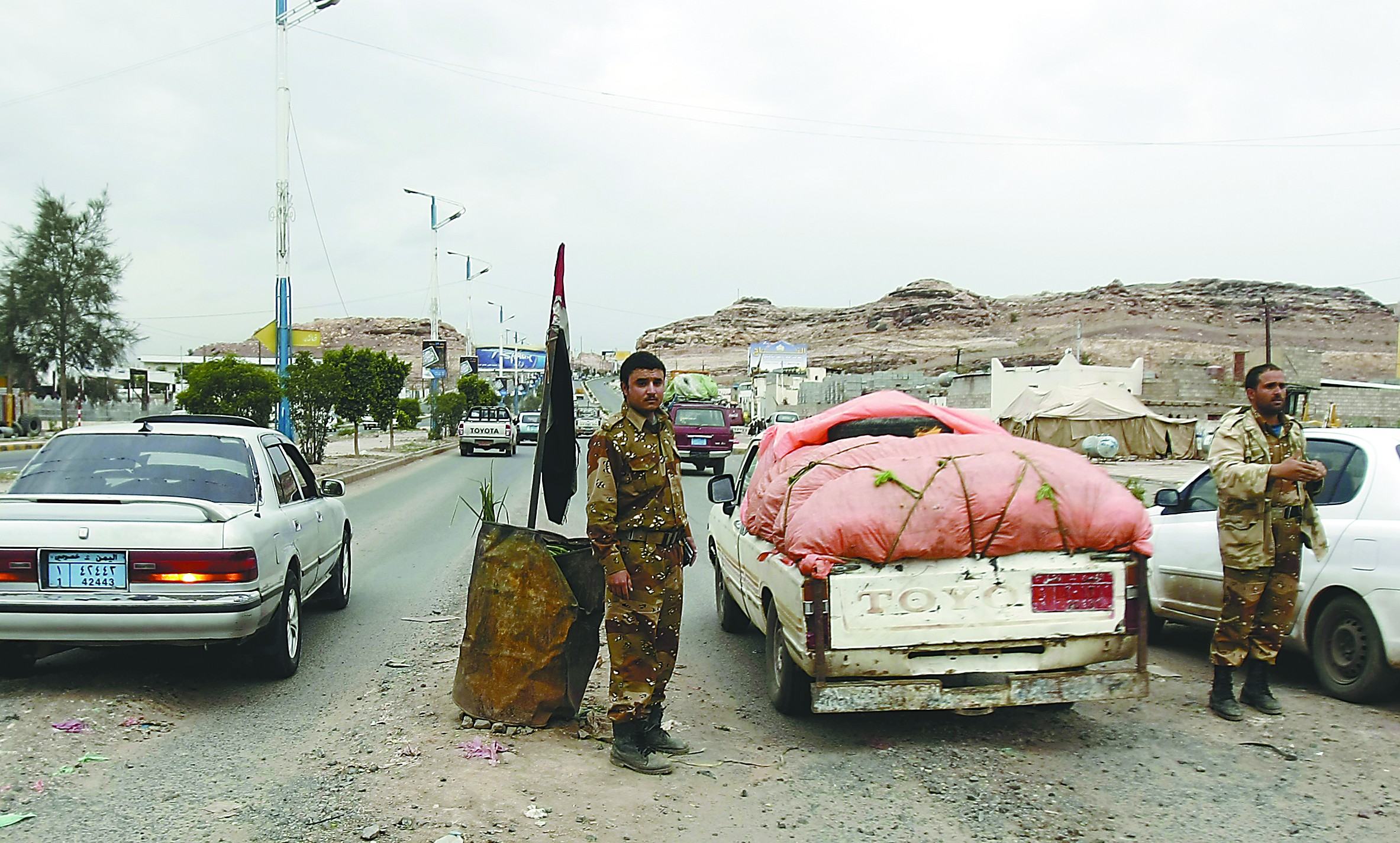 當(dāng)?shù)貢r間4日，在也門首都薩那，安全人員在通往美國大使館的路上設(shè)置檢查站檢查過往車輛。