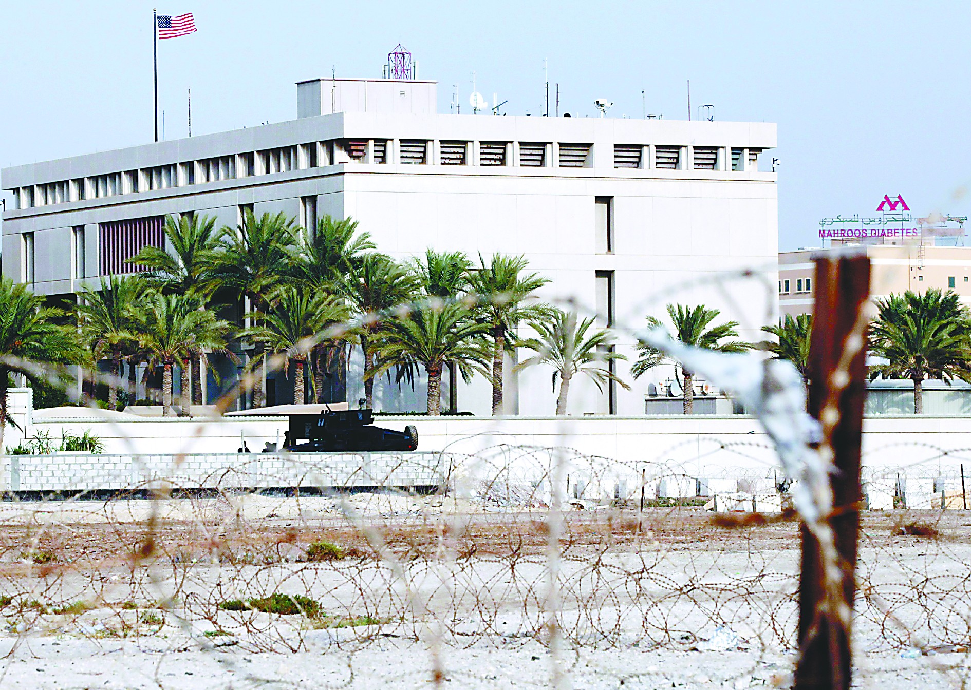 當(dāng)?shù)貢r間4日，在也門首都薩那，安全人員在通往美國大使館的路上設(shè)置檢查站檢查過往車輛。