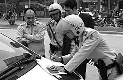 越南交警在開罰單。