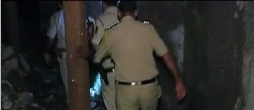 警方在犯罪現(xiàn)場(chǎng)進(jìn)行調(diào)查 警方在犯罪現(xiàn)場(chǎng)進(jìn)行調(diào)查