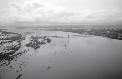 據(jù)目前估計(jì)，俄遠(yuǎn)東地區(qū)因洪災(zāi)造成的損失超過(guò)100億盧布。