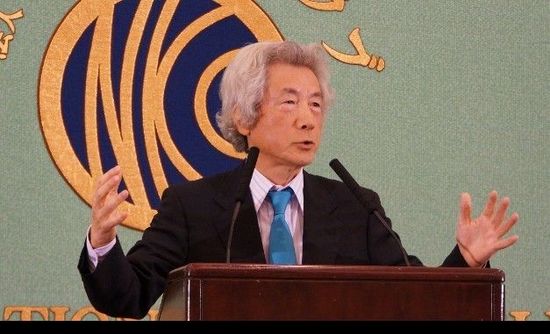 日本前首相小泉純一郎11月12日發(fā)表演說，支持安倍晉三對中國強(qiáng)硬，并鼓動其參拜靖國神社。