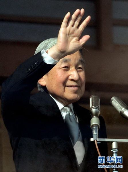 當(dāng)?shù)貢r(shí)間12月23日，在位于日本東京的皇宮，日本明仁天皇向民眾致意。