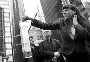 12日, 加拿大溫哥華市議員惠綺文將煙頭投入新設的煙頭收集箱中