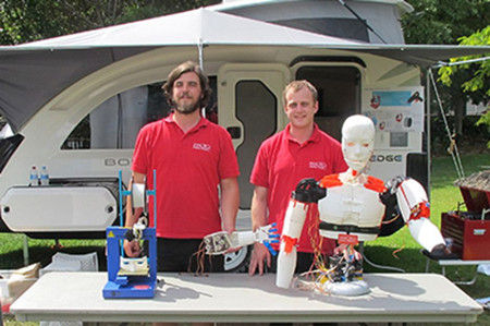 皮尤和尼克爾斯基與他們的3D機器人。