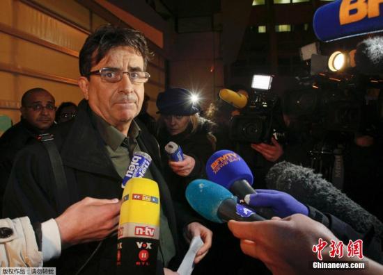 圖為醫(yī)院發(fā)言人接受采訪。