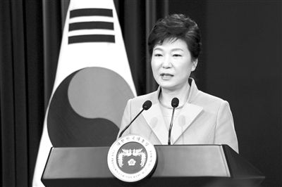 1月6日，韓國總統(tǒng)樸槿惠在首爾總統(tǒng)府青瓦臺舉行的新年記者會上發(fā)言。新華社發(fā)