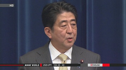 日本首相安倍晉三出發(fā)前往瑞士前接受記者采訪。