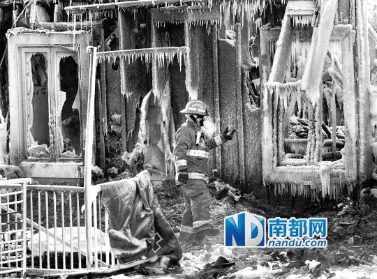 消防員用蒸汽機(jī)融化救火后殘留的冰層，尋找遇難者遺