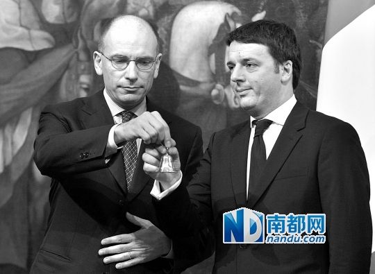 2月22日，在意大利羅馬總理府，新任總理馬泰奧·倫齊(右)與前任總理恩里科·萊塔舉行交接儀式。