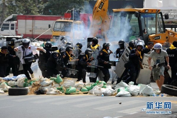 當(dāng)?shù)貢r間2月18日，泰國曼谷警方與示威者發(fā)生沖突。