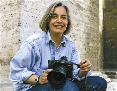 4日，安雅·尼德林豪斯在報(bào)道阿富汗大選期間被槍殺。