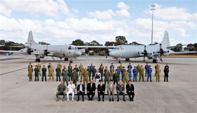 4月29日，參與搜尋馬航失聯(lián)客機的多國軍人和軍機在珀斯皮爾斯空軍基地合影。5月1日，馬航宣布搜尋進入新階段，重點將借助不同技術擴大海底搜尋。