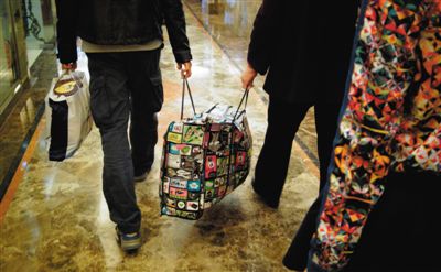 5月2日，馬航乘客家屬離開麗都飯店。當日，麗都飯店二層家屬區(qū)正式關閉，大部分家屬返鄉(xiāng)。