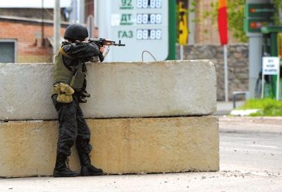 　5日，在烏東部城市斯拉維揚斯克附近，一名烏克蘭士兵守衛(wèi)一處檢查站。