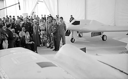 　哈梅內(nèi)伊（中）11日參觀伊朗版RQ-170無人機。