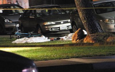 5月23日在美國加州大學(xué)圣巴巴拉分校附近的槍擊現(xiàn)場拍攝的死者遺體。