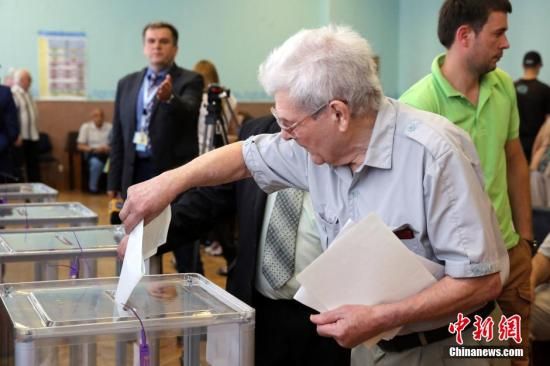 　5月25日，一名烏克蘭選民把填好的選票投入選票箱。