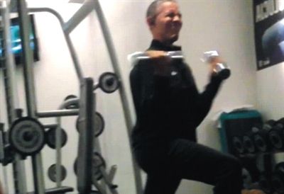 奧巴馬舉啞鈴時(shí)“不注意形象的表情”。