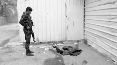 7月13日，伊拉克巴格達(dá)，警察在發(fā)生槍殺案的現(xiàn)場(chǎng)勘察。