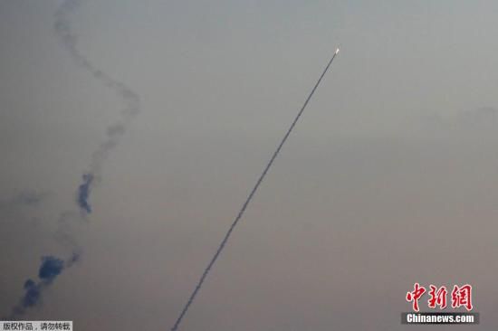 當(dāng)?shù)貢r(shí)間2014年7月13日，以色列斯德洛特，從加沙地帶飛往以色列境內(nèi)的導(dǎo)彈劃破夜空。