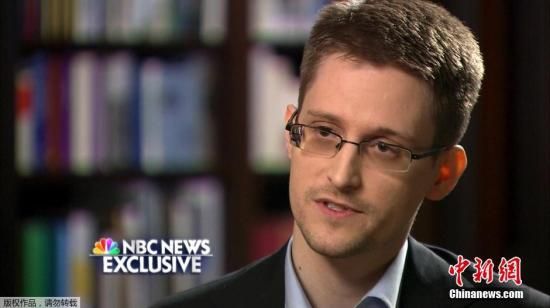 　資料圖：“棱鏡門”曝光者愛德華·斯諾登接受美國(guó)全國(guó)廣播公司(NBC)的獨(dú)家采訪。