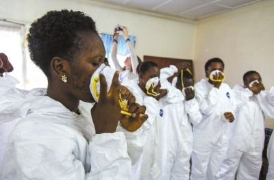 9月18日，塞拉利昂護(hù)士接受使用埃博拉防護(hù)裝備培訓(xùn)。新華社發(fā)