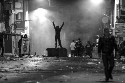 　10月8日，在土耳其伊斯坦布爾，同情難民遭遇的庫爾德人進(jìn)行游行示威，指責(zé)政府應(yīng)對“伊斯蘭國”武裝不