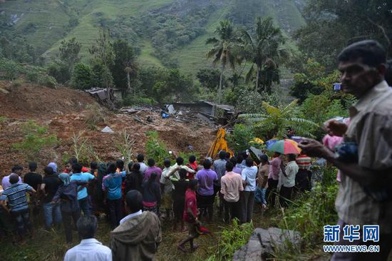 這張10月29日拍攝的照片顯示斯里蘭卡中部山體滑坡中幸存村民們正在被疏散。