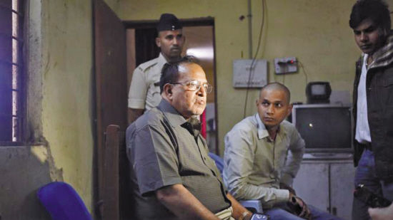 R·K·古普塔醫(yī)生(左一坐者) R·K·古普塔醫(yī)生(左一坐者)