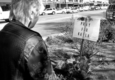 2月10日，美國(guó)亞利桑那州，民眾獻(xiàn)花悼念遇難的美國(guó)人質(zhì)米勒。圖/東方IC