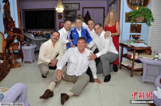 當地時間2015年2月28日，古巴哈瓦那，古巴前領導人菲德爾·卡斯特羅接見被美國釋放的5名間諜合影。