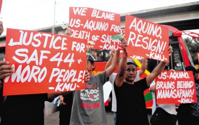 2月3日，菲律賓馬尼拉，民眾舉行示威游行悼念遇難的44名特警，并要求總統(tǒng)阿基諾下臺，對此次反恐行動失敗負責。