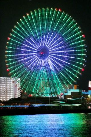 直徑100米的摩天輪上映出多種花式圖案。