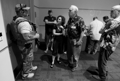 　5月3日，警察在案發(fā)后暫時(shí)阻止與會(huì)者離開展覽。