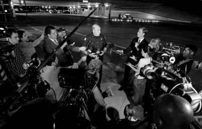 警方發(fā)言人接受記者采訪。