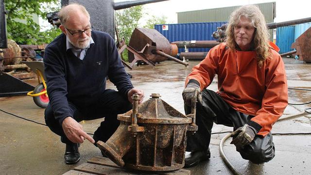 丹麥潛水員安德森（左）展示其打撈上來的U-78潛艇殘骸。