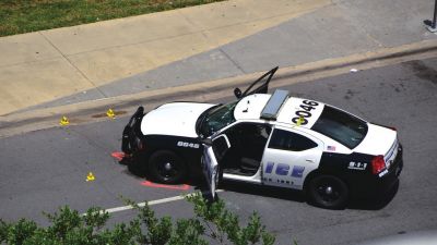 被槍手擊中的警車。新華社發(fā)