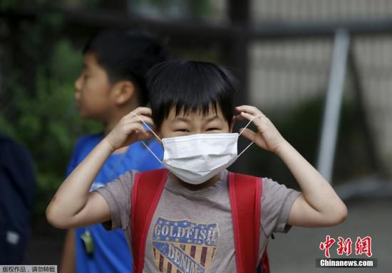 圖為當地時間2015年6月8日，韓國未停課的學校，學生課前戴口罩測體溫。