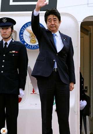 安倍在機(jī)場(chǎng)告別，面色凝重