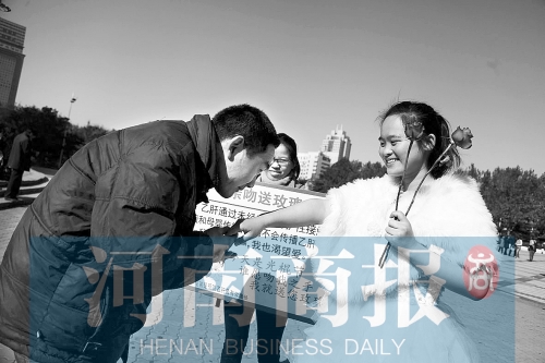 　一名男士上前，準(zhǔn)備親吻女孩的手